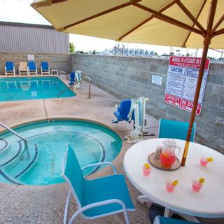 Granzella’s Inn | Williams, California | Pool, hot tub and outdoor seating area of hotel