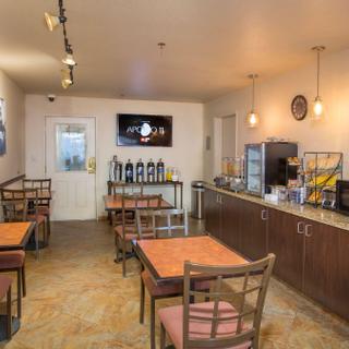 Granzella’s Inn | Williams, California | Breakfast tables with walk-up bar for coffee