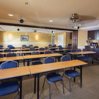 Granzella’s Inn | Williams, California | Meeting space with rows of brown tables and dark blue chairs